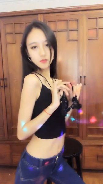 美女主播LYR黑背心牛仔裤性感热舞20171230103.jpg