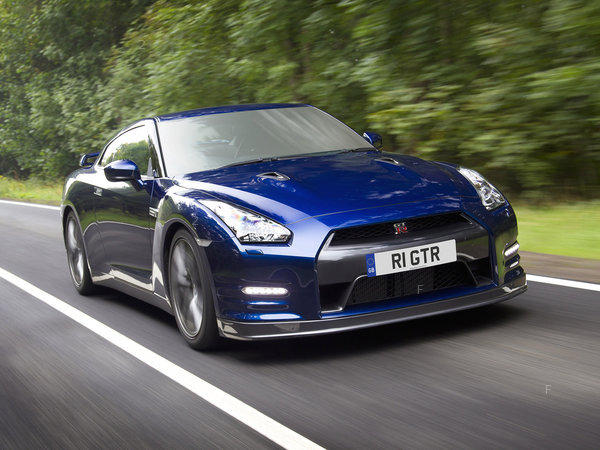 nissan_gtr-uk-2010_r4_jpg.jpg