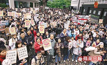 五 千 名 愛 護 動 物 人 士 昨 攜 同 寵 物 參 與 本 港 首 個 反 虐 殺 動 物 大 遊 行 ， 要 求 政 府 加 強 虐 畜 罰 則 。.jpg