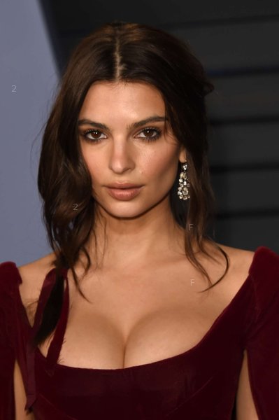 Emily-Ratajkowski_-2018-Vanity-Fair-Oscar-Party--26.jpg