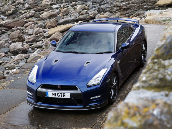 nissan_gtr-uk-2010_r13_jpg.jpg