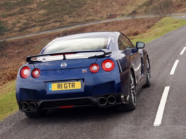 nissan_gtr-uk-2010_r10_jpg.jpg