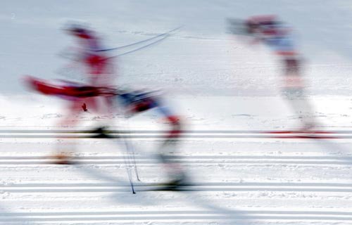 日本札幌24日消息，北欧两项世锦赛男子越野追逐赛正在进行中。摄影师抓拍住风起雪飞的那一瞬间，奋力网前的选手似乎也随风飘起。.jpg