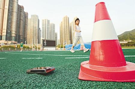 東亞運田徑場跑道拱起.jpg