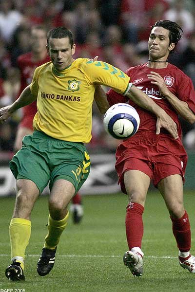 Tomas Kancelskis (FBK Kaunas) and Luis Garcia(Liverpool FC).jpg