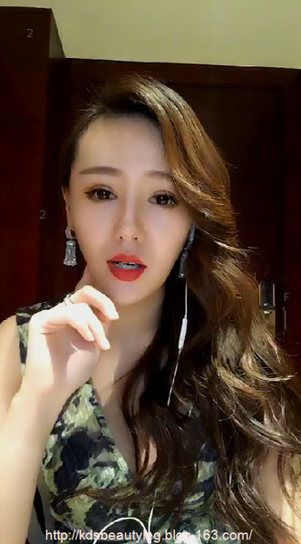 美女主播hanwen深v墨绿低胸装2018080211.jpg