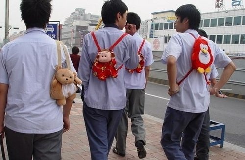 韓國年輕男學生最新流行的包包.jpg