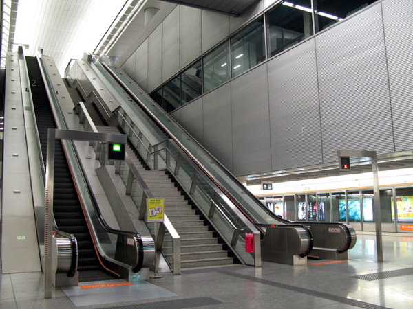 HKMTR_KOW_Elevator_20070922.jpg