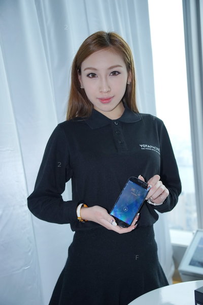 YotaPhone-PR1412_27.JPG