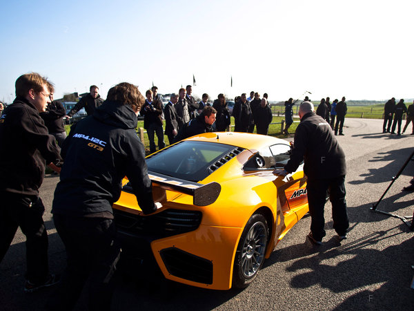 mclaren_mp4-12c-gt3-2011_r4.jpg