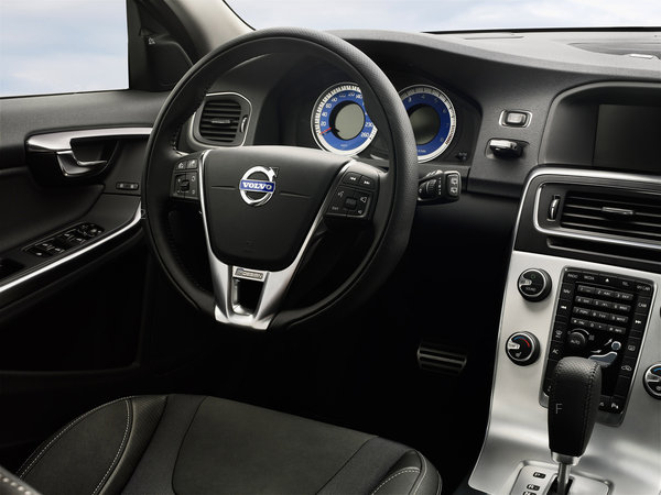 volvo_s60-r-design-2010_r1.jpg