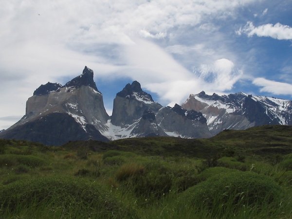 位於園中央呈塔狀(torres) 和角狀 (cuernos) 的山峰.jpg